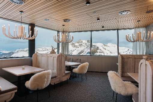 Image 3: ...perfectly into the ambience of the Sky Lounge. Photo: Gerd Eder